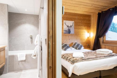 a bedroom with a bed and a shower at La Ferme Du Lac in Thyez