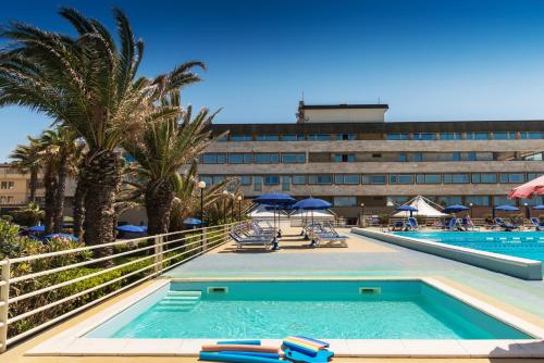 Poolen vid eller i närheten av Grand Hotel Continental