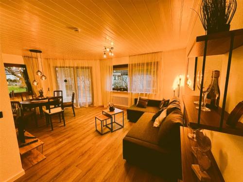 un salon avec un canapé et une table dans l'établissement Ermstalsuite nähe Metzingen Outlet, à Dettingen an der Erms