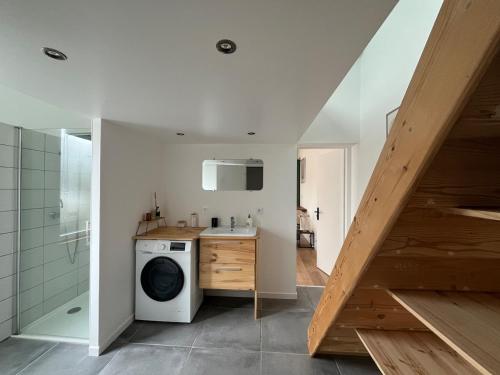 a laundry room with a washer and dryer and a staircase at Maison indépendante avec cour privative in Cars
