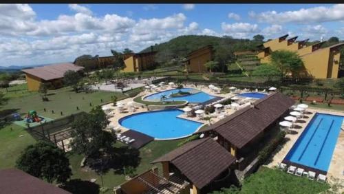 Una vista aérea de un complejo con dos piscinas. en winterville gravata, en Gravatá