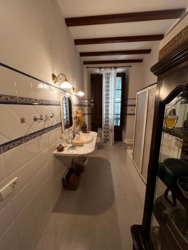 a bathroom with a sink and a mirror at Casa Aguilar-Habitaciónes y más en casa exclusiva en Centelles in Centellas