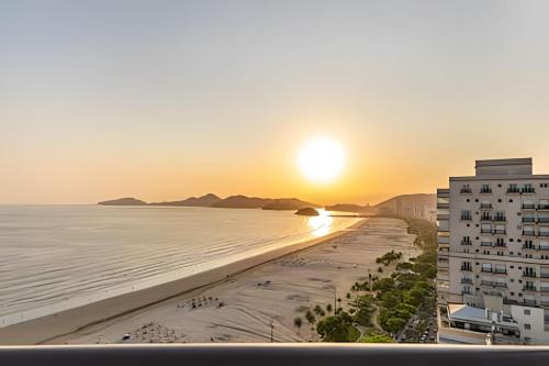 - Vistas a la playa al atardecer en ARK Houses - Flat PetFriendly Vista-Mar com Varanda e Piscina na Cobertura, en Santos