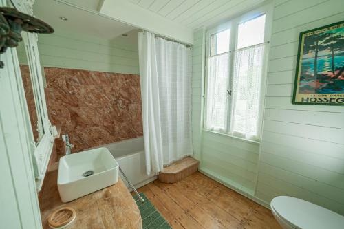 a bathroom with a sink and a tub at Castel La Fabrik'Créative in Saint-Barthélémy-dʼAgenais