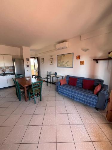 a living room with a couch and a table at Le Canne - Appartamento "Sole" in San Teodoro