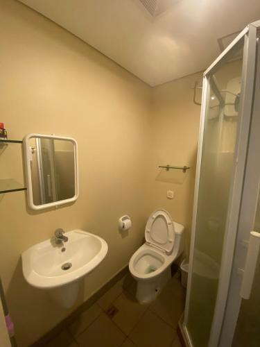 Ένα μπάνιο στο Condo Unit in Centrio Towers CDO MR Home Stays