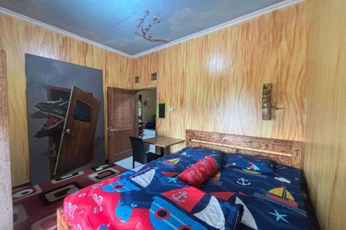 ウォノソボにあるOYO 94842 Harumi Family Homestayの部屋の中に大きなベッドがある寝室