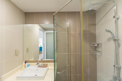 ブンタウにあるCăn hộ Mermaid Seaside Vũng Tàu - THの洗面台とシャワー付きのバスルーム