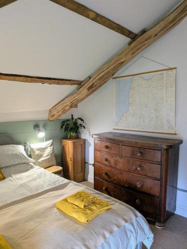 ein Schlafzimmer mit einem Bett und einer Karte an der Wand in der Unterkunft The Roundhouse, beautiful barn in North Cornwall in North Petherwin