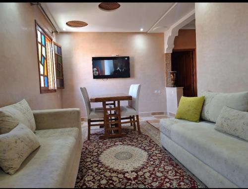 un salon avec un canapé et une table dans l'établissement Oasis Menara, à Marrakech
