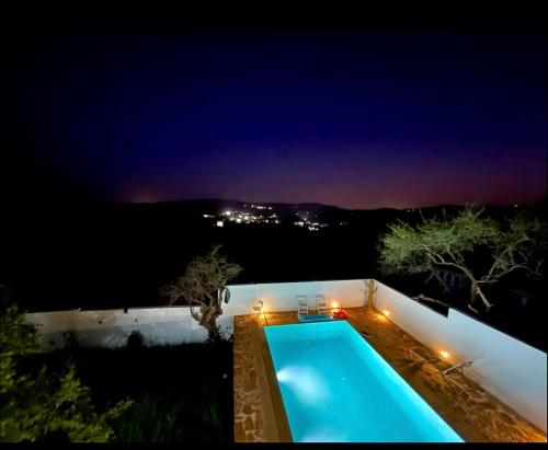 Bazén v ubytování Villa privée 1er étage en location avec piscine et jardin nebo v jeho okolí