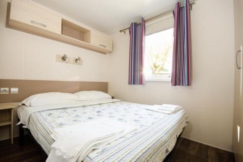 Giường trong phòng chung tại Ferienpark Cesenatico Mobilehome Riviera für 6 Personen