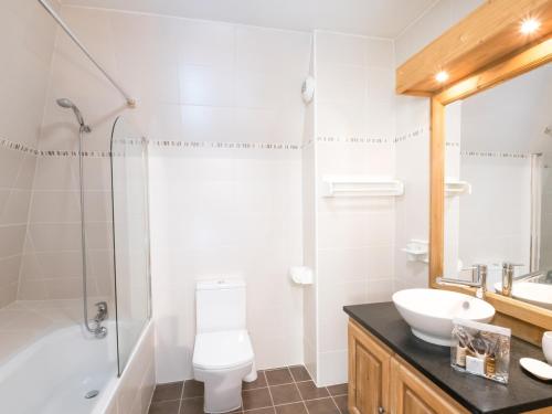 Koupelna v ubytování Grand appart au centre de Chamonix avec Wifi et garage, proche des pistes - FR-1-343-229