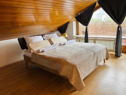 Ένα ή περισσότερα κρεβάτια σε δωμάτιο στο Cozy 1 room apartment close to University