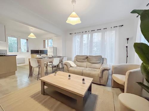 Khu vực ghế ngồi tại Appartement Avec Balcon & Jardin