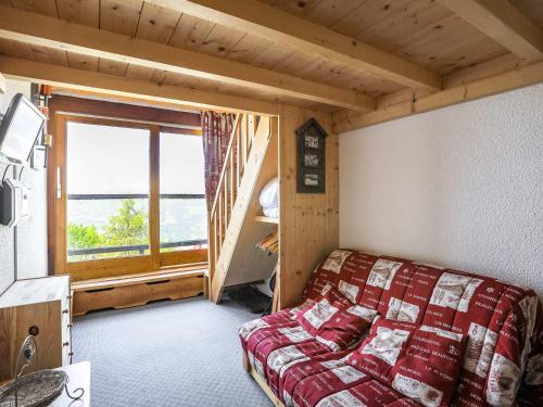 a small room with a bed and a staircase at Studio 3 pers, balcon, proche pistes et commerces, animaux acceptés - FR-1-411-493 in Arc 1600