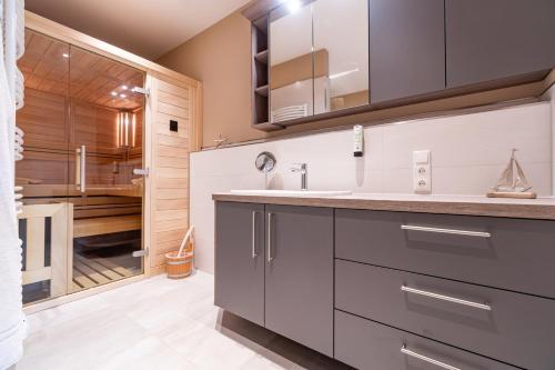 Кухня или мини-кухня в Ostsee Apartmenthotel
