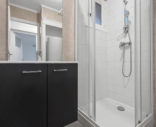 Phòng tắm tại Appartement Avec Balcon & Jardin