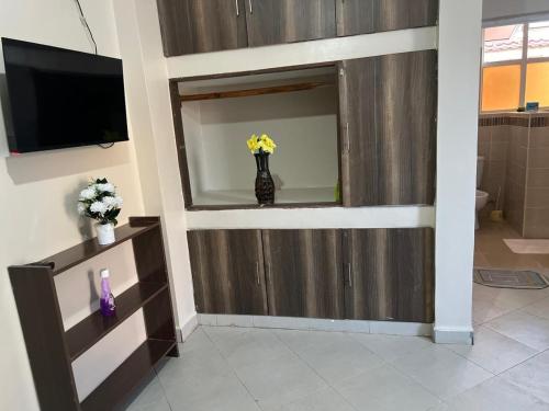 ディアニ・ビーチにあるSunQuine Studioのテレビ付きのお部屋