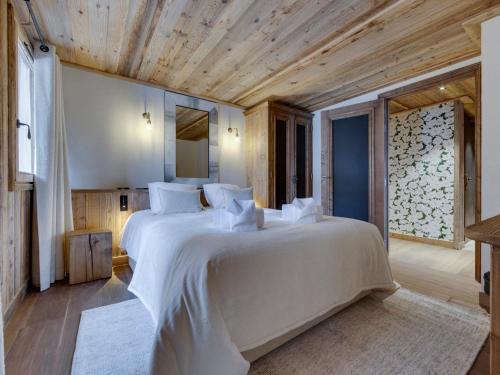 Postel nebo postele na pokoji v ubytování Appartement de charme pour 8 personnes avec parking et WIFI près des pistes - FR-1-690-15