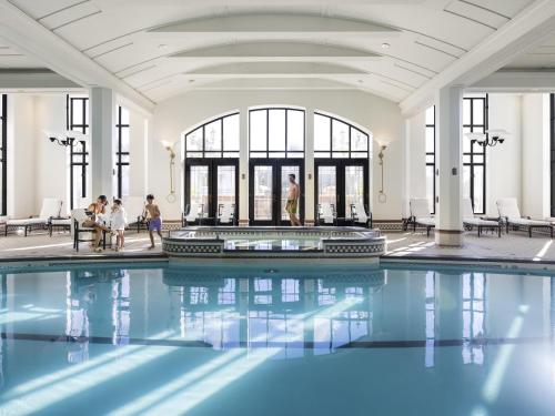 Бассейн в Fairmont Le Chateau Frontenac или поблизости