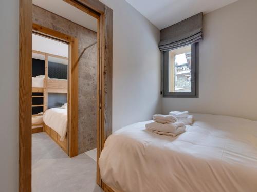 ein Schlafzimmer mit einem Bett mit Handtüchern darauf in der Unterkunft Appartement neuf à La Rosière avec sauna privé et parking - FR-1-690-24 in Montvalezan