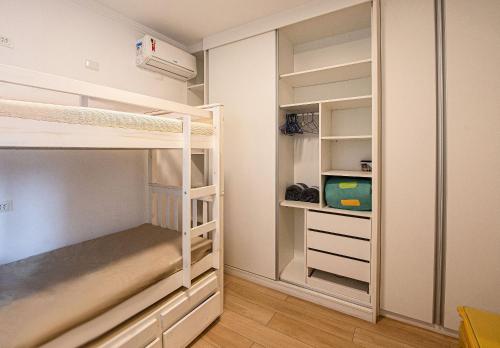 Piccola camera con letti a castello e armadio. di SHB - Pé na Areia em Santos: Sol, Mar e Netflix a Santos