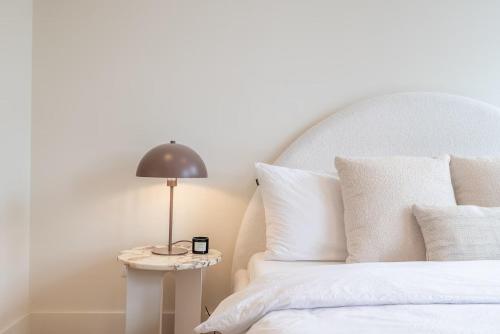 Un ou plusieurs lits dans un hébergement de l'établissement Luxury bright apartment in the city center - Amsterdam