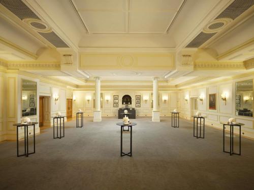 Ο χώρος του λόμπι ή της ρεσεψιόν στο The Savoy