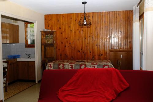 een slaapkamer met een bed waarop een rode deken ligt bij Clair de Lune 2 in La Clusaz