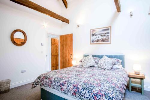 En eller flere senge i et værelse på West Barn - 2 Bedroom Cottage - Llandeilo