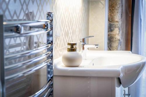 Et badeværelse på West Barn - 2 Bedroom Cottage - Llandeilo