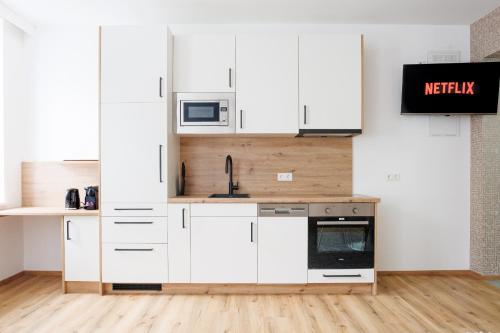 New City Studio near Schönbrunn Palace & Metro U3