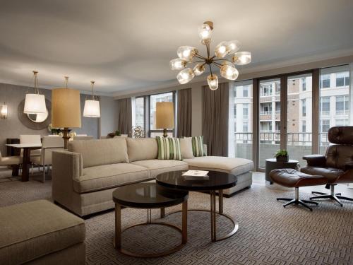 Ruang duduk di The Fairmont Washington DC