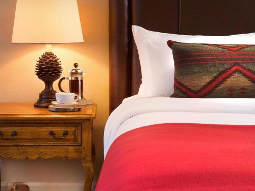 Postel nebo postele na pokoji v ubytování Fairmont Chateau Whistler