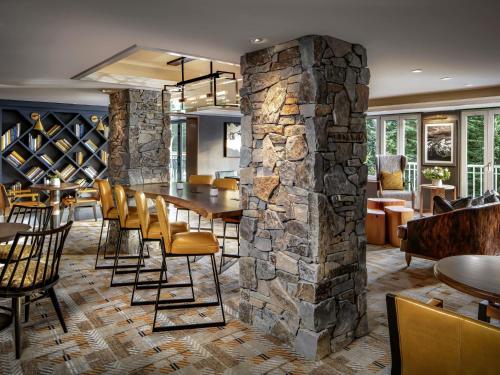 Posezení v ubytování Fairmont Chateau Whistler