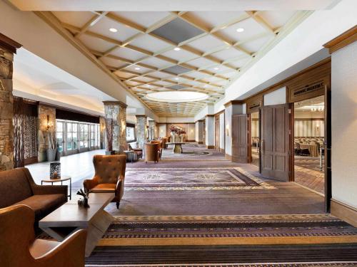 Posezení v ubytování Fairmont Chateau Whistler
