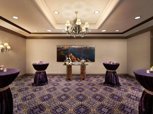 TV a/nebo společenská místnost v ubytování Fairmont Chateau Whistler