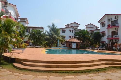 een zwembad voor sommige gebouwen bij Tropical VIBES RETREAT in Calangute