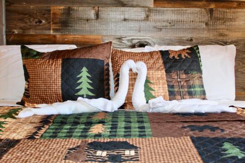 Cama o camas de una habitación en The Sundowner on Lake George