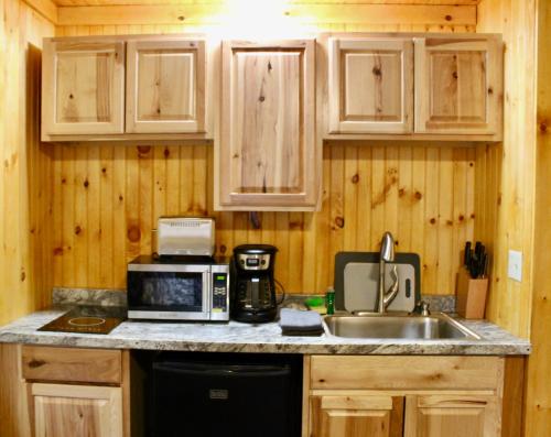 Una cocina o zona de cocina en The Sundowner on Lake George