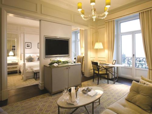 Телевизор и/или развлекательный центр в Fairmont Le Montreux Palace