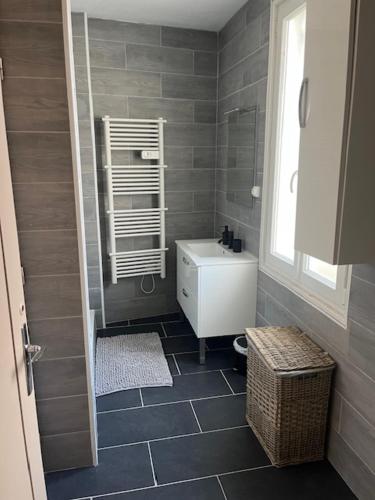 a bathroom with a toilet and a sink at Appartement meublé tout équipé - Mesnard-La-Barotière in Mesnard-la-Barotière