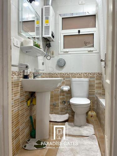 une salle de bain avec un lavabo et des toilettes dans l'établissement Paradise Gates Madinaty, à Madinaty