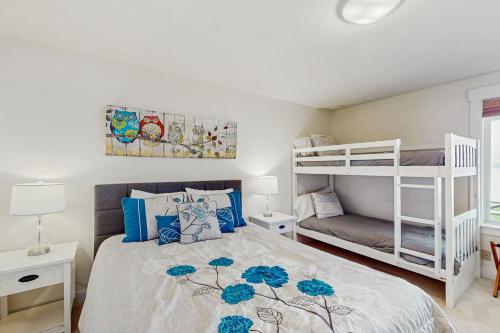 un dormitorio con una cama y una litera en South Lakeshore Waterfront Oasis, en Chelan