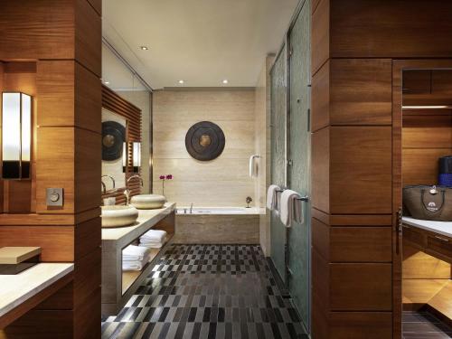 a bathroom with two sinks and a tub at Raffles Hainan Clear Water Bay in Sanya