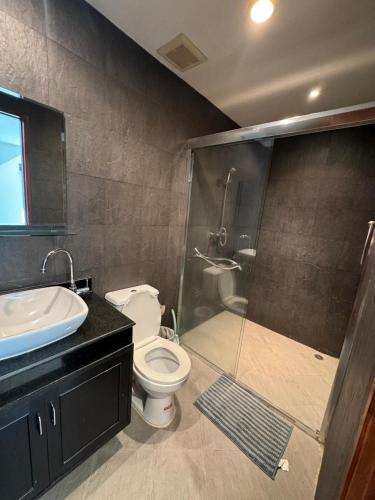 a bathroom with a shower and a toilet and a sink at Villa Rooftop in Ban Saiyuan (1)