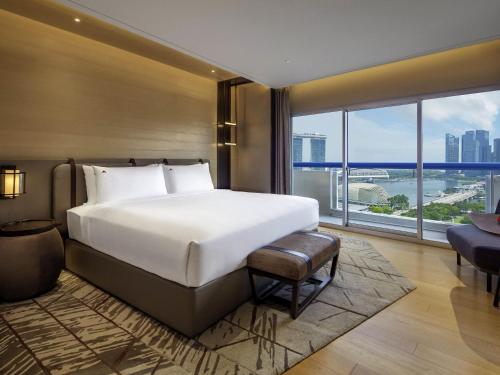 Кровать или кровати в номере Swissotel The Stamford Singapore