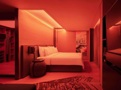 Кровать или кровати в номере Swissotel The Stamford Singapore