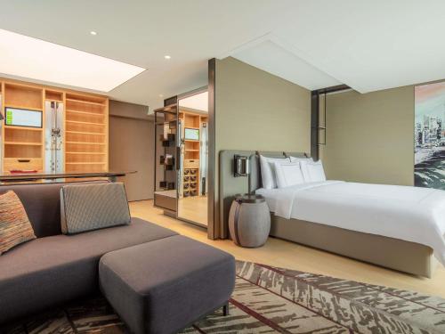 Кровать или кровати в номере Swissotel The Stamford Singapore